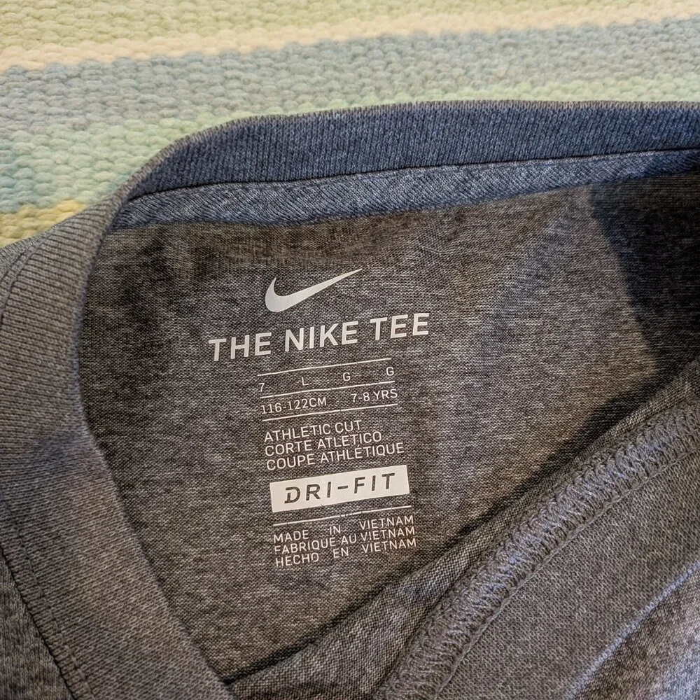 Boy's The Nike Tee Dri-Fit Swoosh graphic size 7